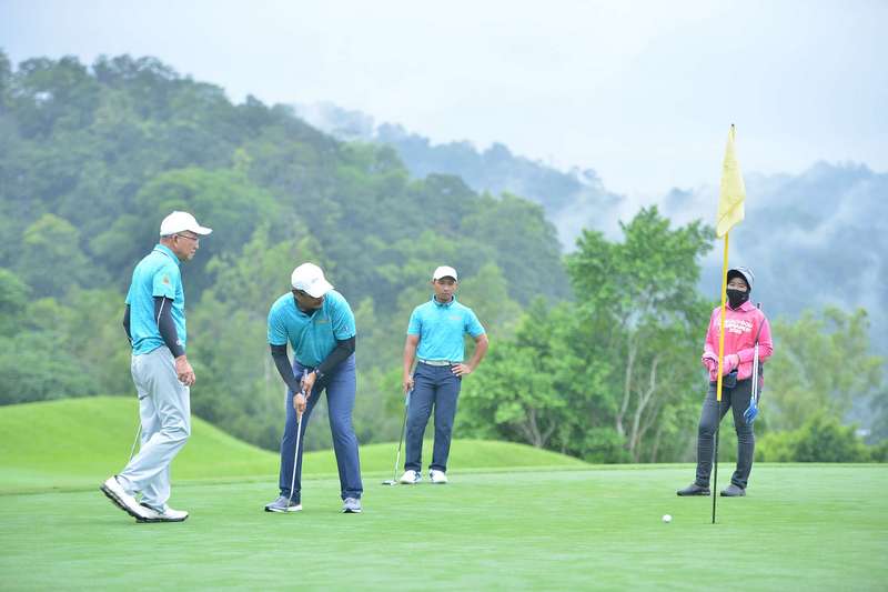Seru – Seruan di Lapangan Golf Shadow Mountain Canada