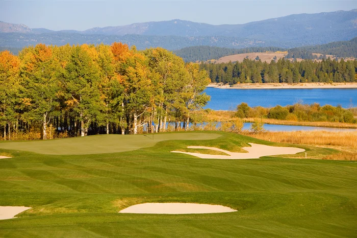 Ciri Khas Lapangan Golf Shadow Mountain di Kanada